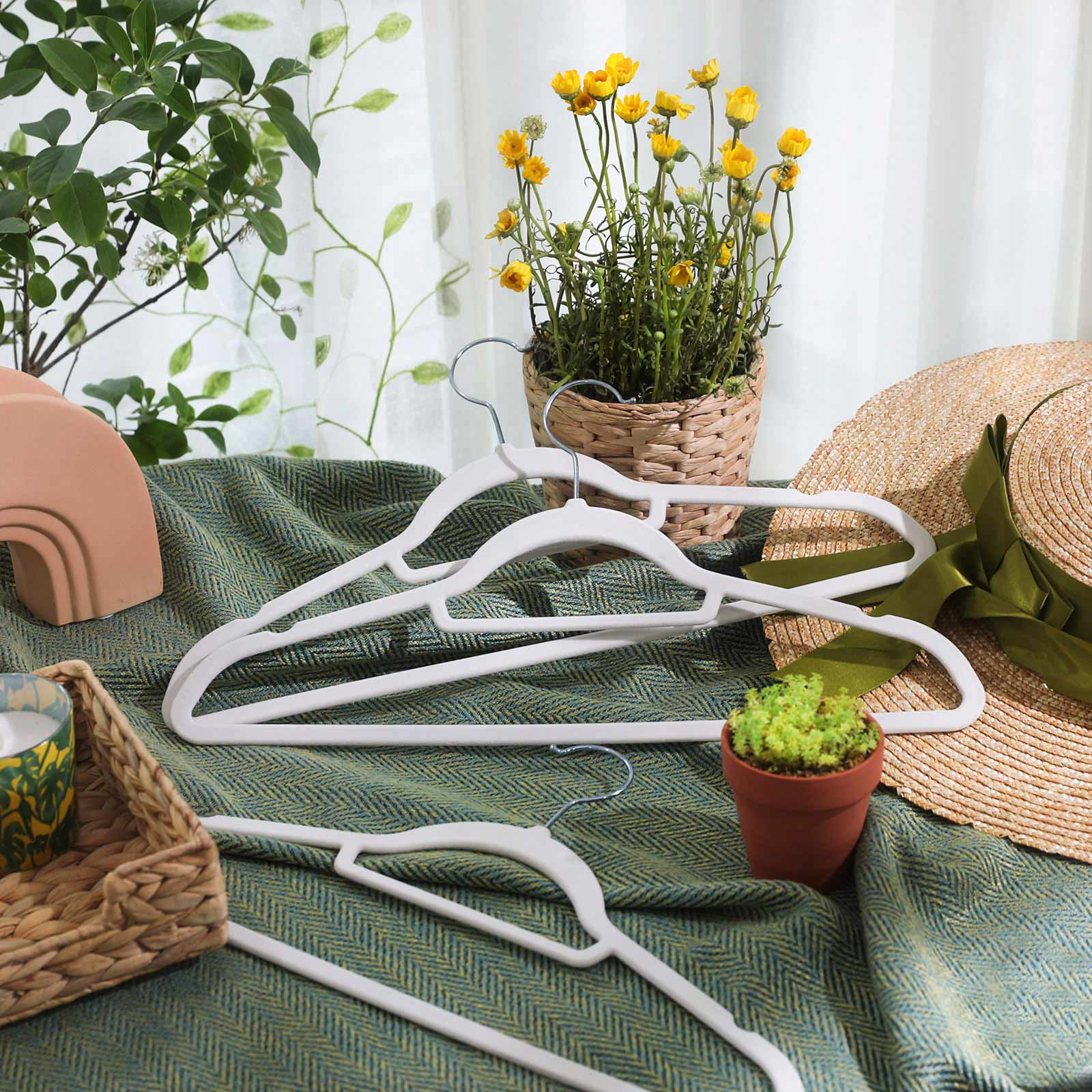 Kleiderbügel, 50er Set, Hosenbügel, 43,5cm, Samtbügel, mit Stange für Krawatten, Silber-Weiß, SONGMICS, 3