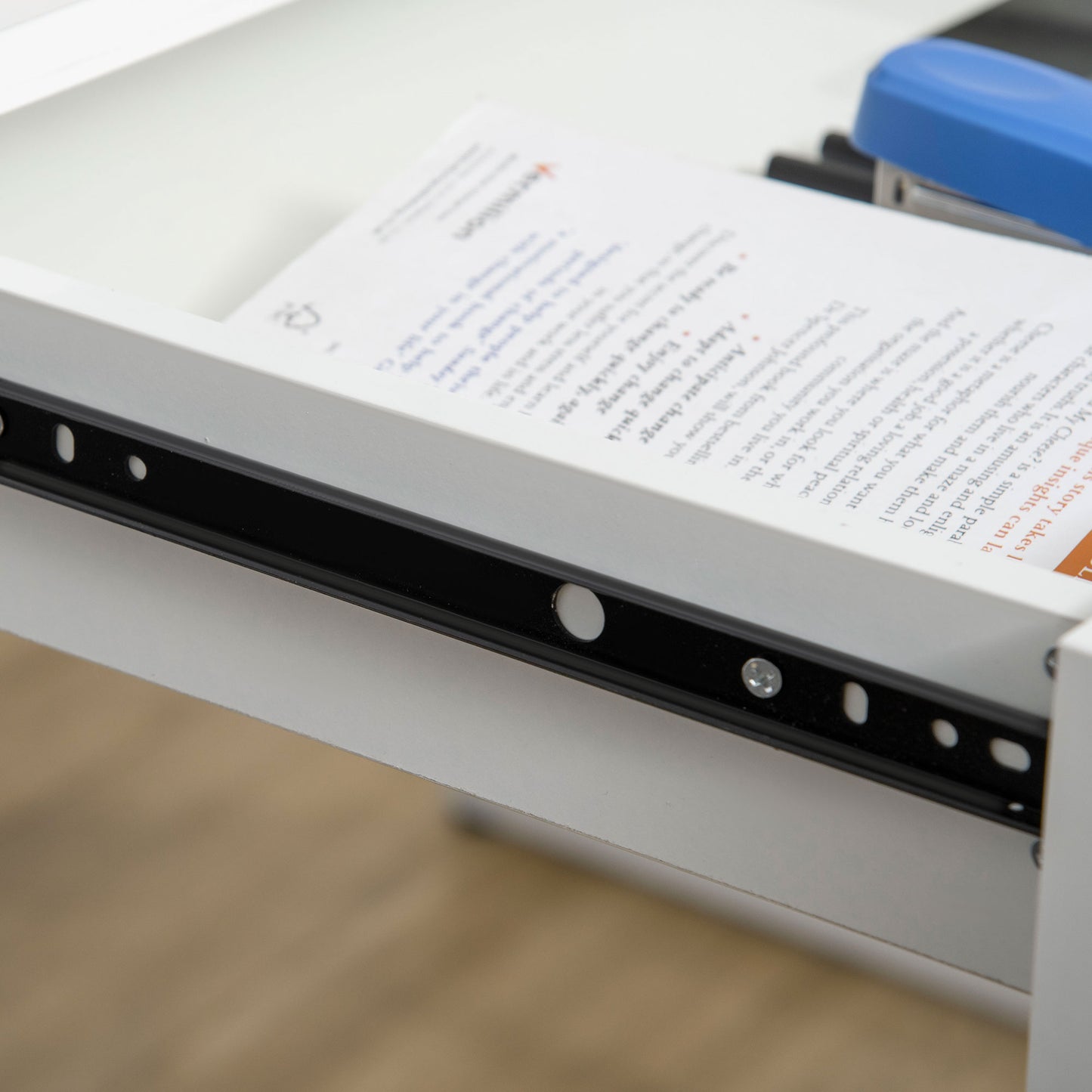 HOMCOM - Schreibtisch mit Stofftasche Computertisch, 2 Schubladen, Notizgitter, Gitterwand Haken, Stahl Spanplatte, Weiß+Grau, 110x58,5x127 cm