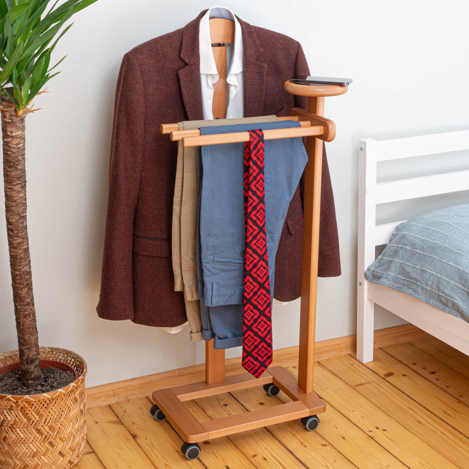 Stummer Diener, Herrendiener modern, Jackenständer, Rollgarderobe, Kleiderständer Holz, Tatkraft Lord, 3