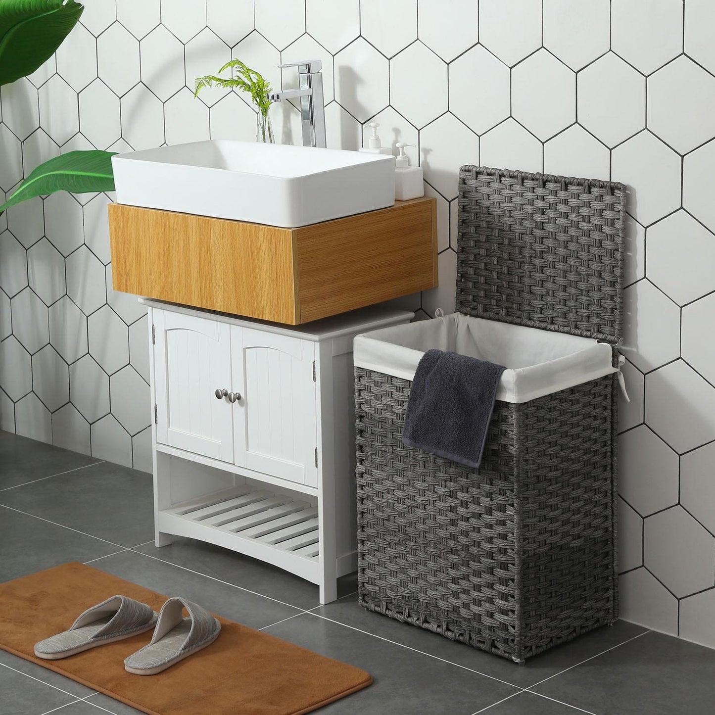 SONGMICS - Wäschekorb handgeflochten, 90 L, Wäschesammler aus Polyrattan, mit Deckel und Griffen, faltbar, Wäschesack herausnehmbar, Grau