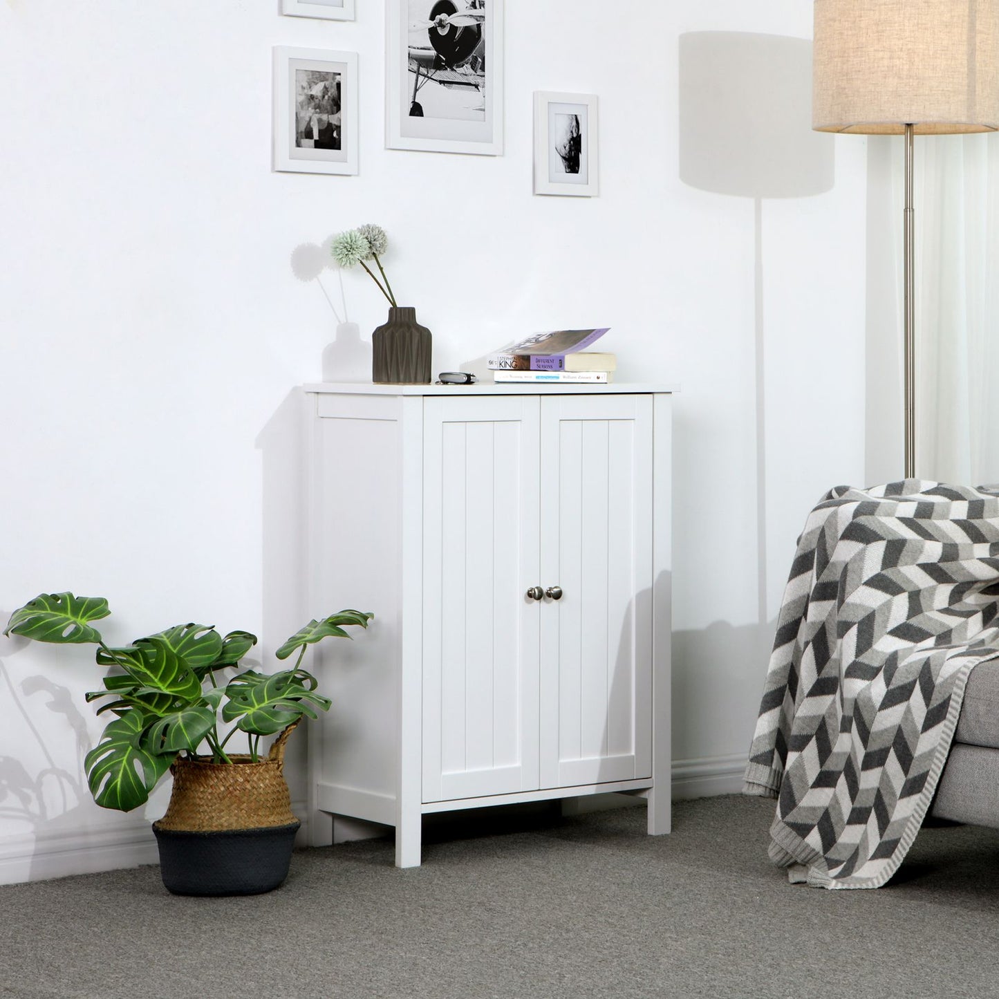 Badschrank aus Holz mit Doppeltür