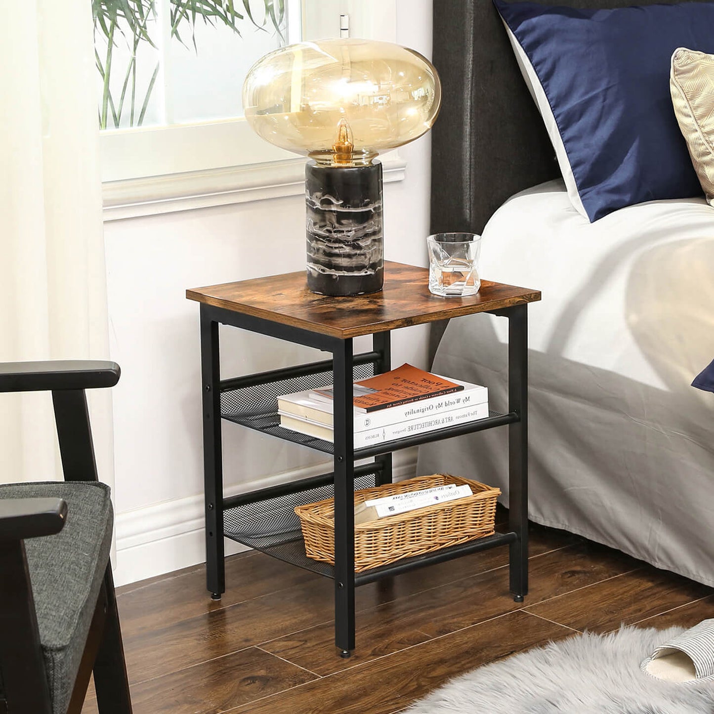 Vasagle - Beistelltisch, Nachttisch mit 2 verstellbaren Gitterablagen, Couchtisch, für Wohnzimmer, Schlafzimmer, Flur, Büro, stabil, einfacher Aufbau