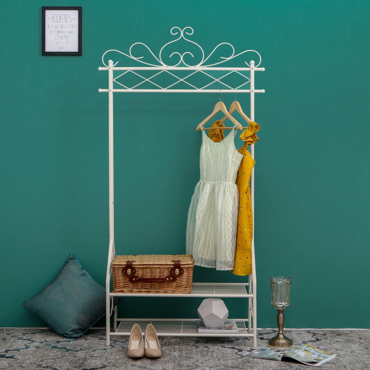 SONGMICS Kleiderständer im Vintage-Stil Garderobenständer mit Kleiderstange und 2 Ablagen aus Metall 92 x 173 x 41 cm (B x H x T) Cremeweiß