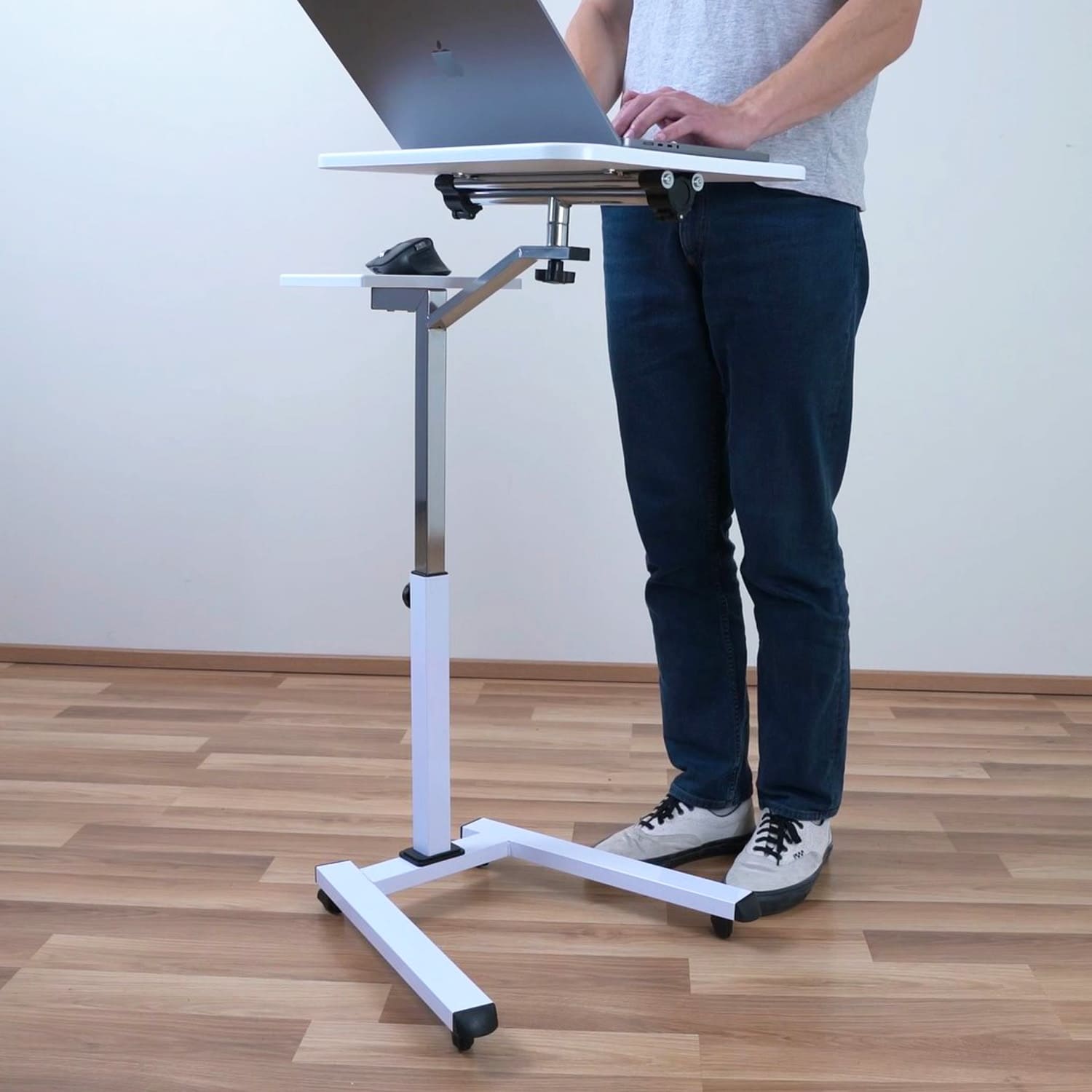 Makika Stehpult/Laptoptisch höhenverstellbar - Laptoptisch mit Rollen Laptop Ständer Mobile Workstation - Stehtisch mit Haken - Schreibtisch Computertisch Beistelltisch Tisch Sofatisch - Weiß Makika Stehpult/Laptoptisch höhenverstellbar - Laptoptisch mit Rollen Laptop Ständer Mobile Workstation - Stehtisch mit Haken - Schreibtisch Computertisch Beistelltisch Tisch Sofatisch - Weiß