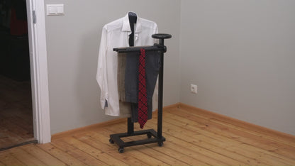 Herrendiener, Stummer Diener Modern, Kleiderständer Holz, Tatkraft Baron, video