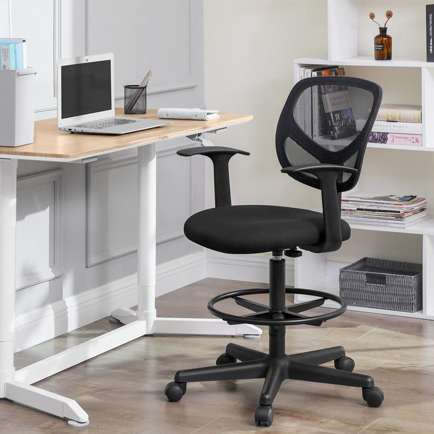 Bürostuhl, Ergonomischer Arbeitshocker mit Armlehnen, Sitzhöhe 55-75 cm, Hoher Arbeitsstuhl mit verstellbare Fußring, Belastbarkeit 120 kg