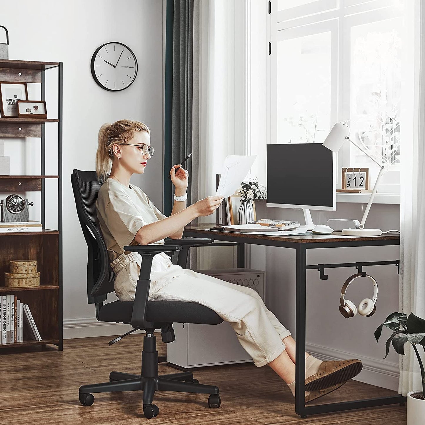 Bürostuhl in Netzoptik, ergonomischer Drehstuhl mit Kippmechanismus, verstellbare Rückenlehne und Armlehnen, Belastbarkeit 120 kg